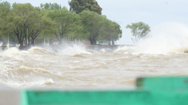 emiten una alerta por la crecida del rio de la plata