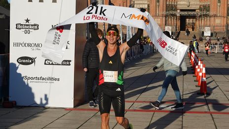 Con casi 4.000 inscriptos, terminó la Media Maratón La Plata y el gran ganador se impuso con un 1:09.10 Con casi 4.000 inscriptos, terminó la Media Maratón La Plata y el gran ganador se impuso con un 1:09.10