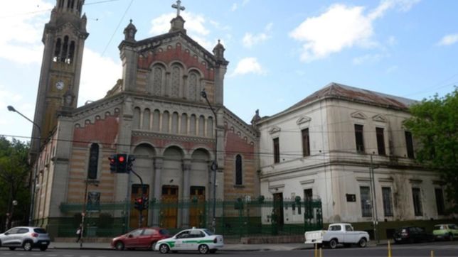 terror frente a una iglesia de la plata: atacaron un auto a tiros e hirieron al conductor