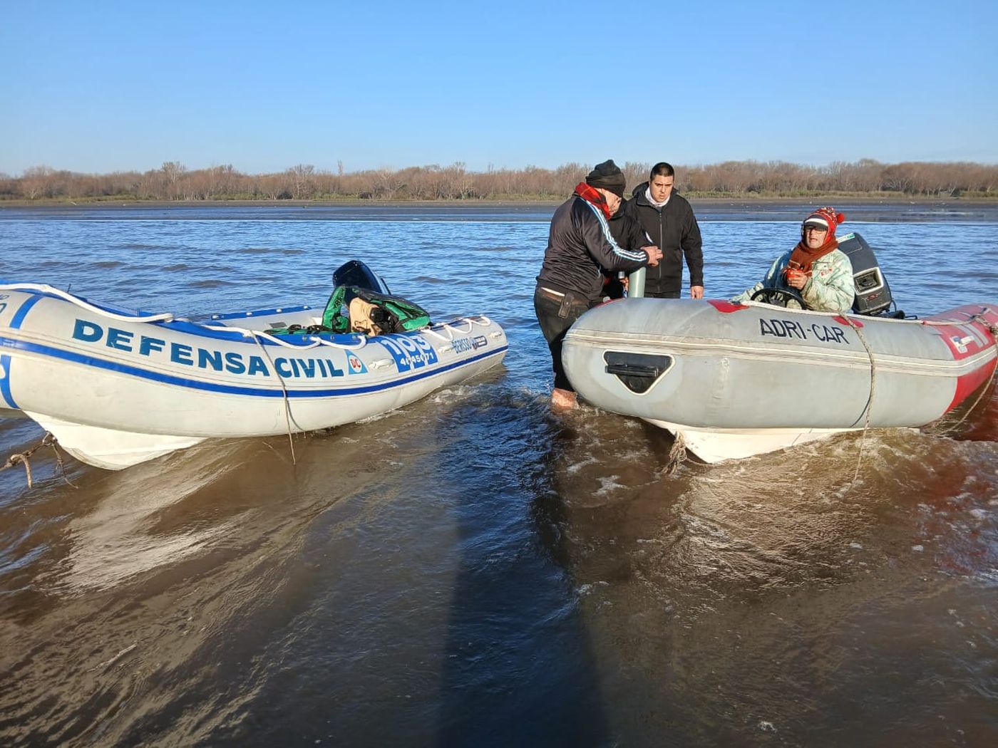 El momento del rescate de los pescadores en el R&iacute;o de la Plata, cuando ya se hab&iacute;a hecho de d&iacute;a