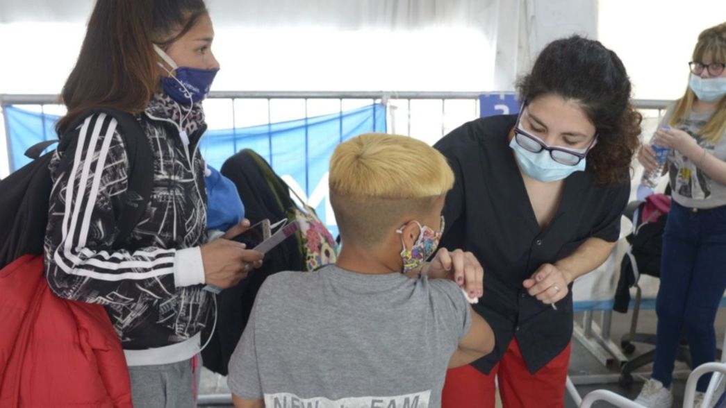 Planean acelerar la vacunación de chicos y adolescentes desde noviembre