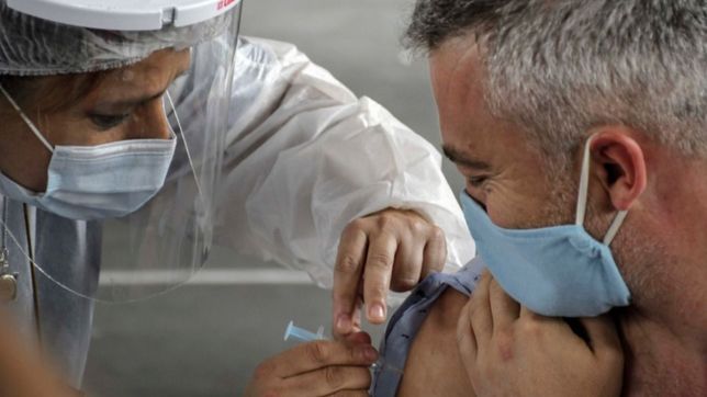 vacunaran a referentes de la cultura y el deporte para promover la campana