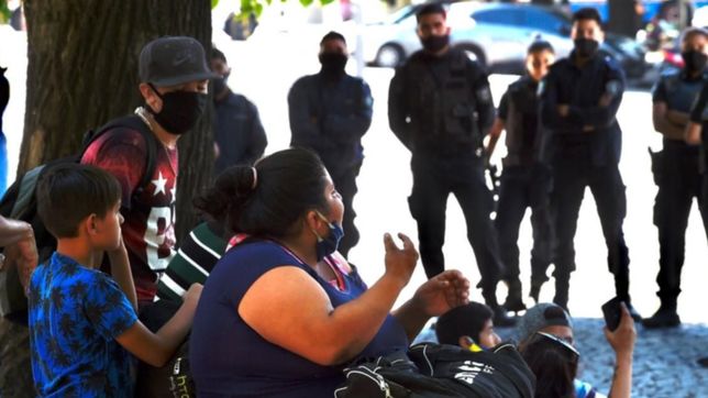 venta ambulante: fuerte operativo municipal y corte de calle en plaza italia