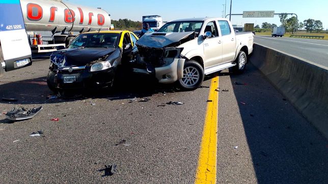cinco vehiculos chocaron entre si en plena autopista y causaron complicaciones en el transito