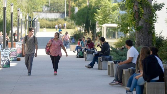 susto en dos facultades de la unlp: la policia entro a los tiros para perseguir a un ladron