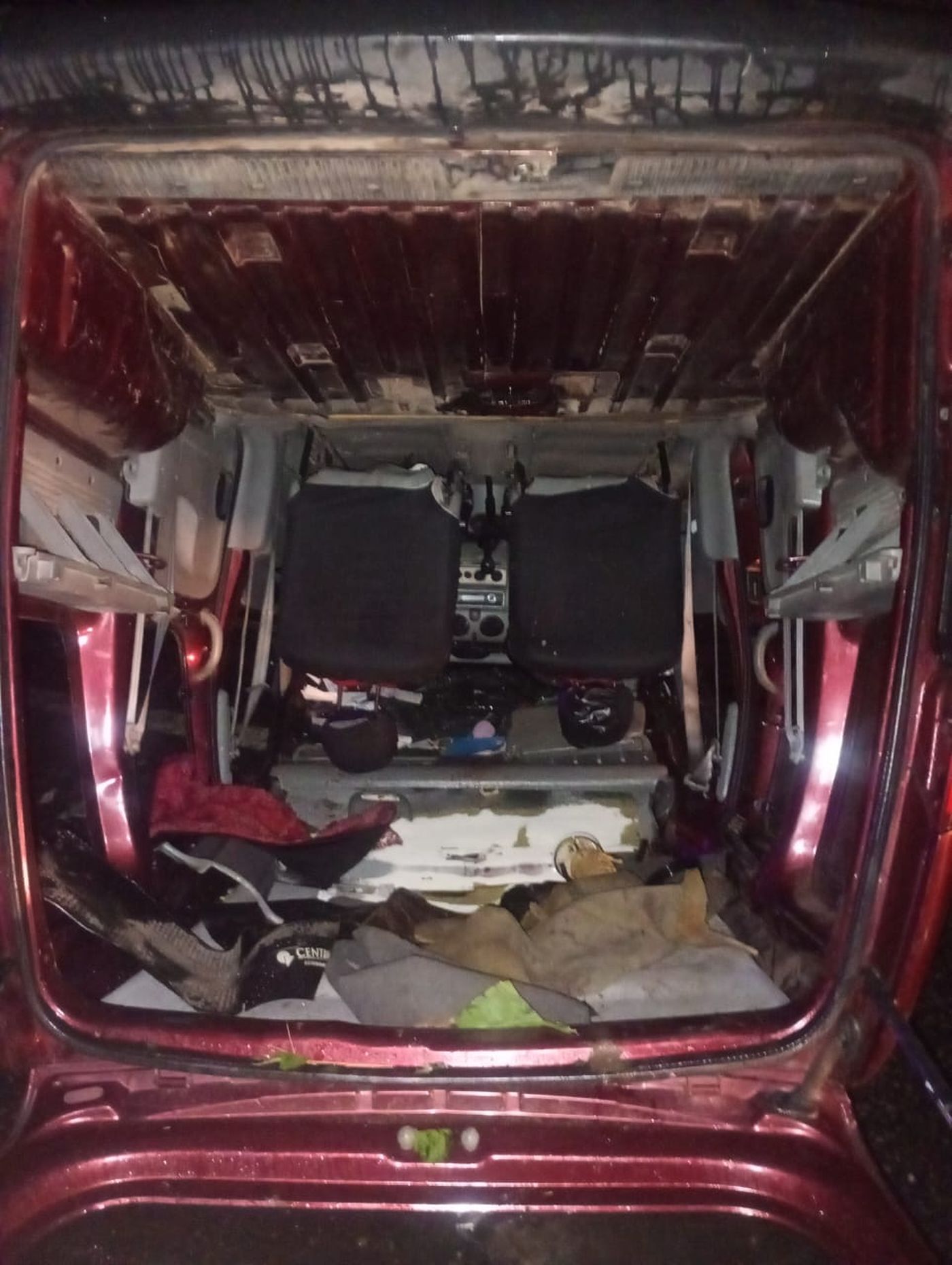 Así quedó la camioneta tras el impactante vuelco en Ruta 2