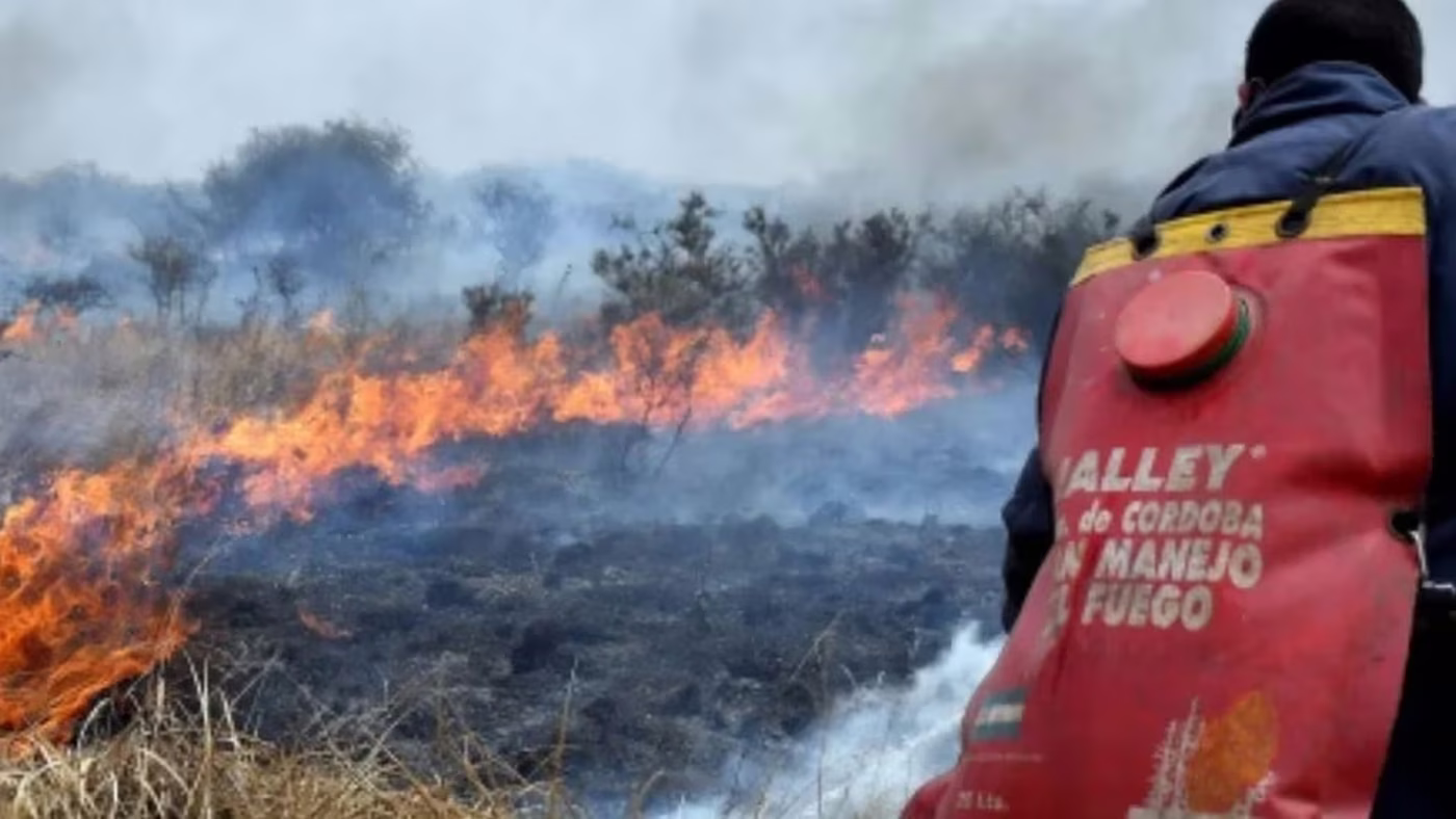 Las autoridades cordobesas indicaron que “se trata de un incendio muy activo en donde están trabajando bomberos voluntarios de toda la región