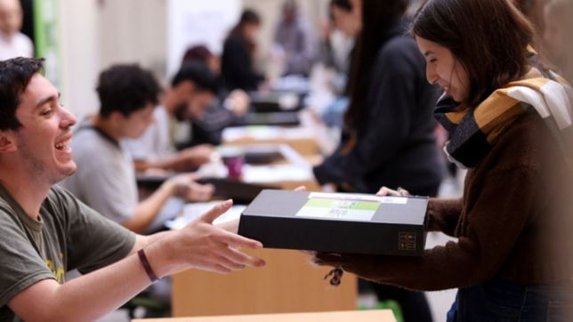 la unlp ya entrego 2.500 computadoras a sus estudiantes: ¿quienes y como pueden pedirlas?