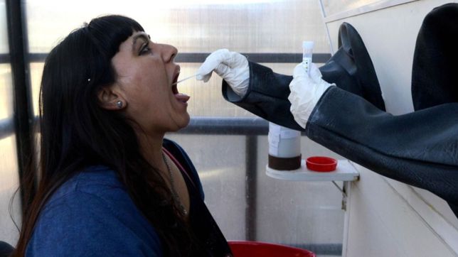 los casos de covid-19 dieron un fuerte salto y sube el numero de infectados en argentina