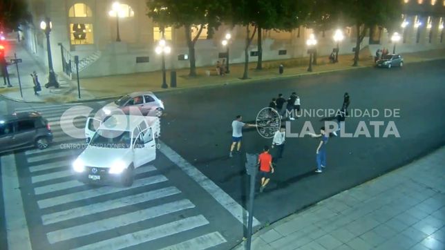 asi fue la brutal pelea de adolescentes en el centro de la plata que termino con siete demorados