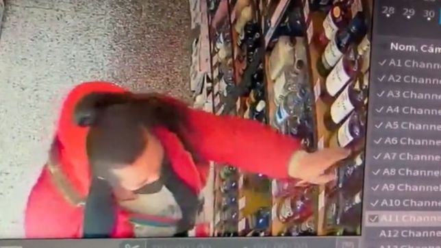 una mechera ataco en una vinoteca de la plata y quedo filmada robando un whisky