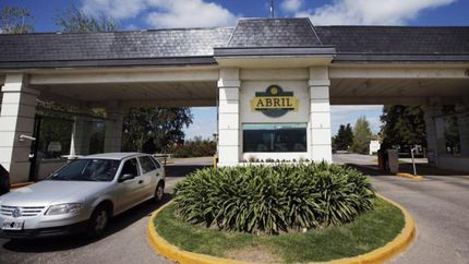 Dinero, joyas y autos: ocho ladrones provocaron pánico en el country Abril