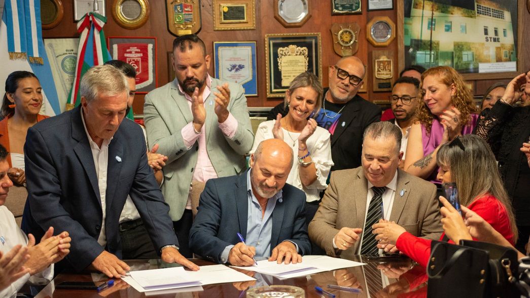 Secco firmó el acta de inicio de su sexto mandato en Ensenada