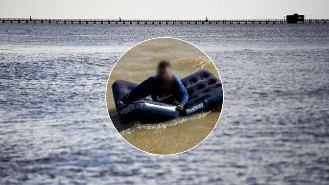 pescadores rescataron en berisso a un naufrago que se habia tirado al rio en un colchon inflable