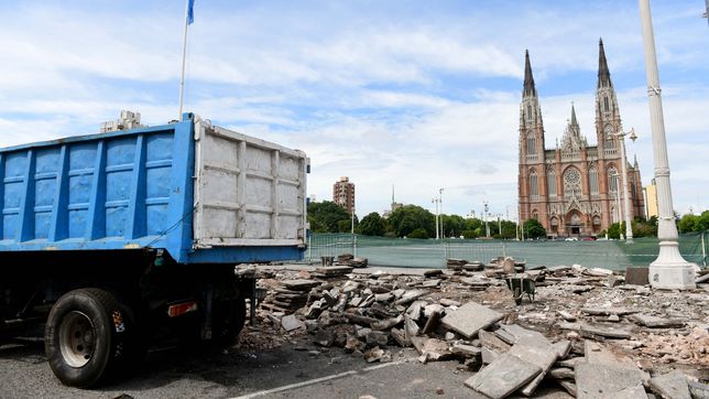 la compra de baldosas para la plaza moreno recalienta el concejo y piden informes