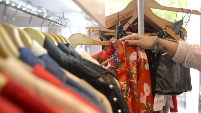 ropa suelta, a rayas y verdes: la tendencia en los locales platenses para el verano