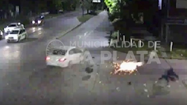 video: un motociclista tuvo un tremendo choque con un auto en la plata y salio volando
