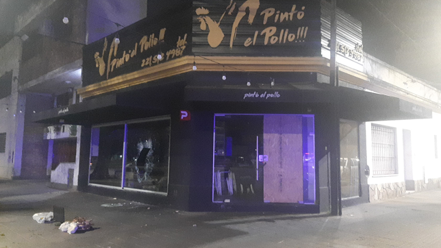 dos hermanos menores destrozaron la vidriera de una pollajeria y se llevaron pan, pollo y un monitor