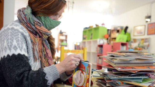 la recuperacion de la biblioteca infantil del otro lado del arbol tras el grave incendio