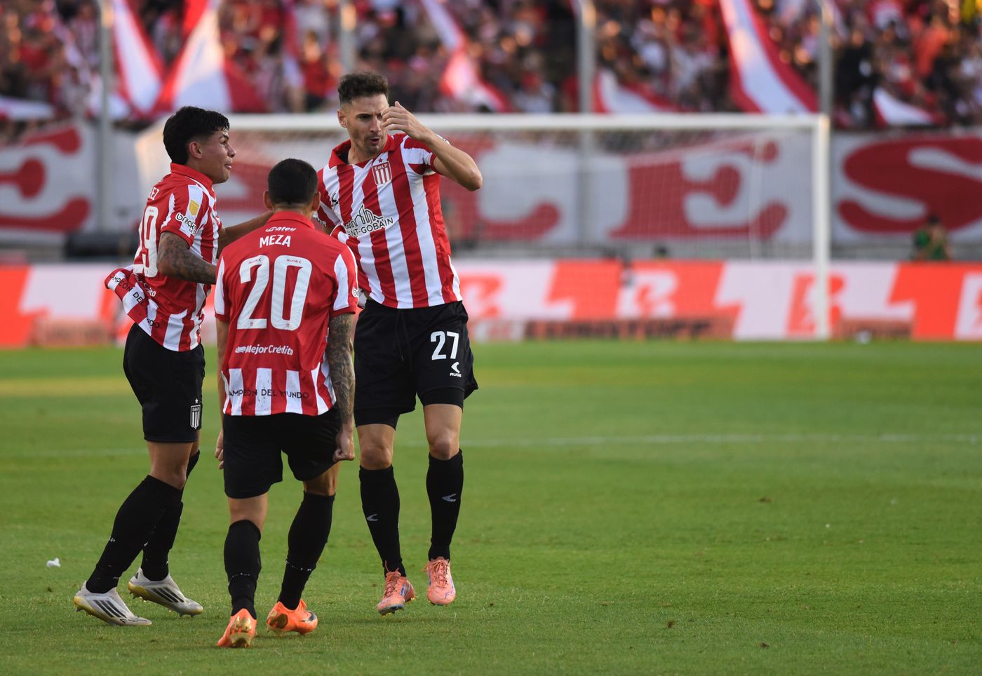 Todo Estudiantes festeja el doblete de Lucas Alario.
