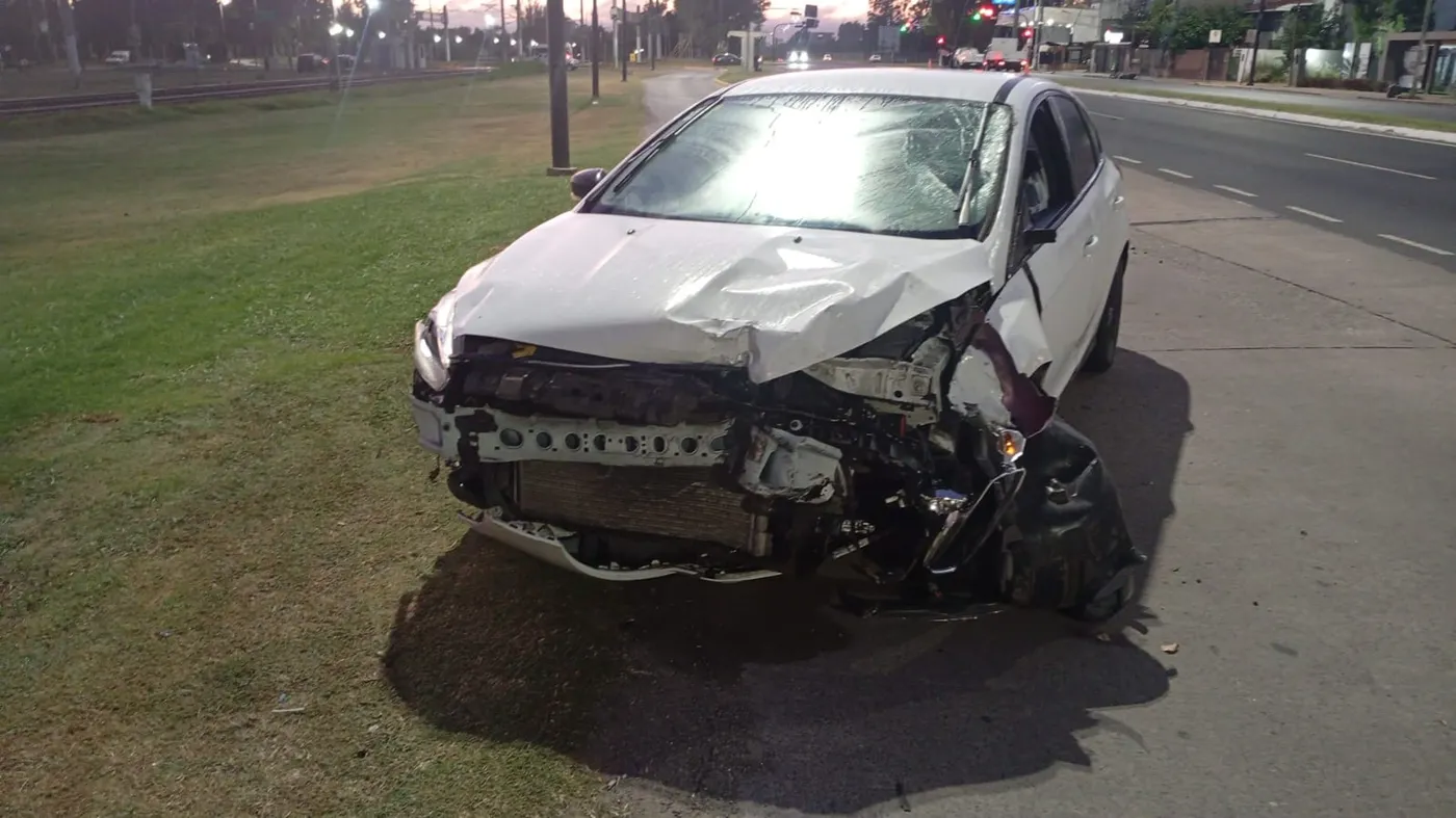 El auto contra el que chocó el motociclista que murió en City Bell