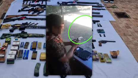 Un adolescente de La Plata se filmó armado en redes y hallaron un arsenal en su casa Un adolescente de La Plata se filmó armado en redes y hallaron un arsenal en su casa