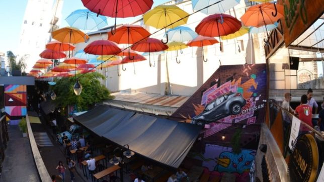 paraguas, tragos y musica: la intervencion de el callejon en el aniversario de la plata