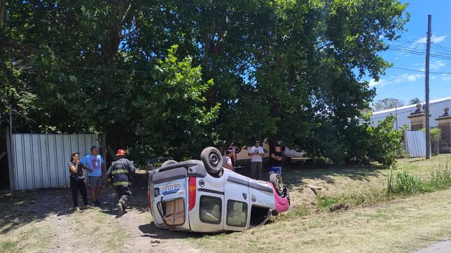 una camioneta de la municipalidad de la plata volco y el conductor termino en el hospital