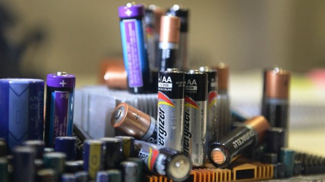 impulsan un programa de recoleccion, acopio y reciclaje de pilas en la plata