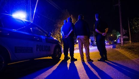 Padre e hijo intentaron robarle a un policía, fueron baleados y terminaron detenidos