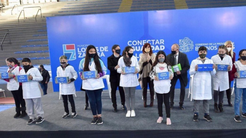 Cristina Kirchner y Kicillof entregaron tablets en Lomas de Zamora