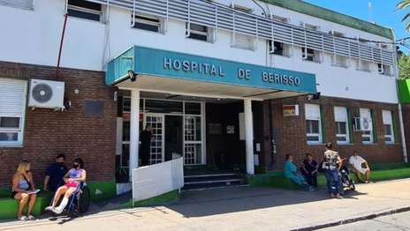 Una mujer resultó herida tras un choque entre una moto y un auto