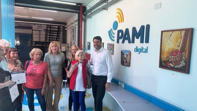 jubilados de pami la plata brillaron en la muestra anual de pintura con ganadores inesperados