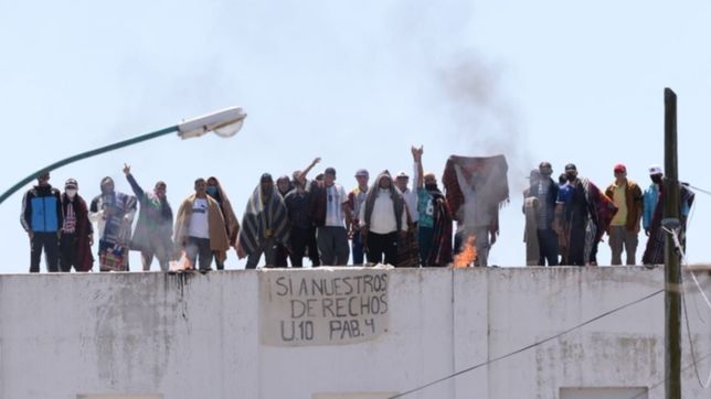 maxima tension en la carcel de melchor romero por protesta de internos en los techos
