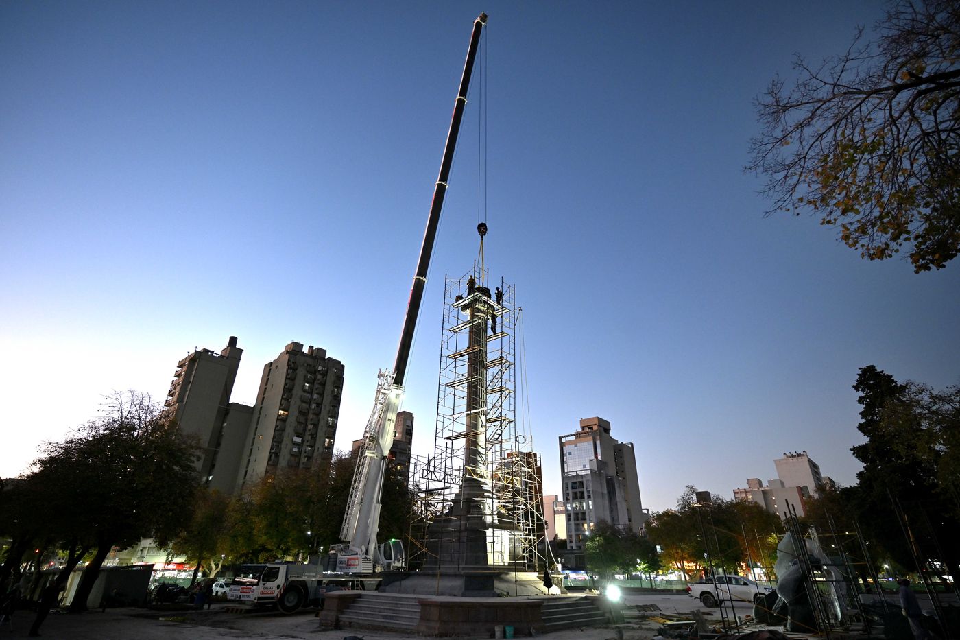 Plaza Italia colocación del águila (5).JPG