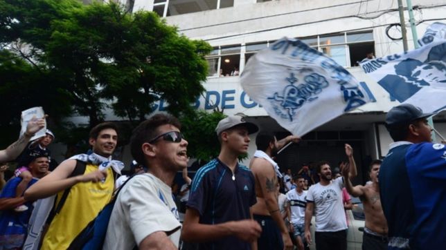 los hinchas de gimnasia iran hasta la casa de maradona a pedirle que vuelva