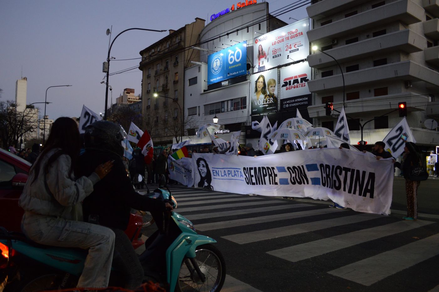 Banderazo 7 y 50 por la condena a Cristina Kirchner (1).jpeg