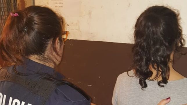 le rompio el auto, los vidrios y lo rocio con nafta: termino detenida