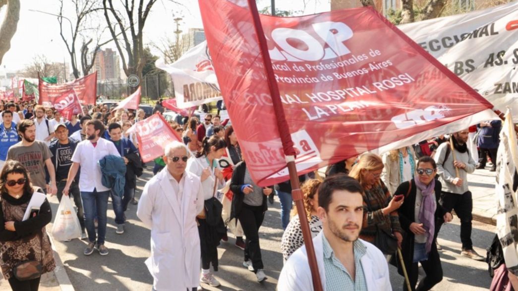 Médicos y cooperativistas marchan este jueves en La Plata por los salarios y la crisis