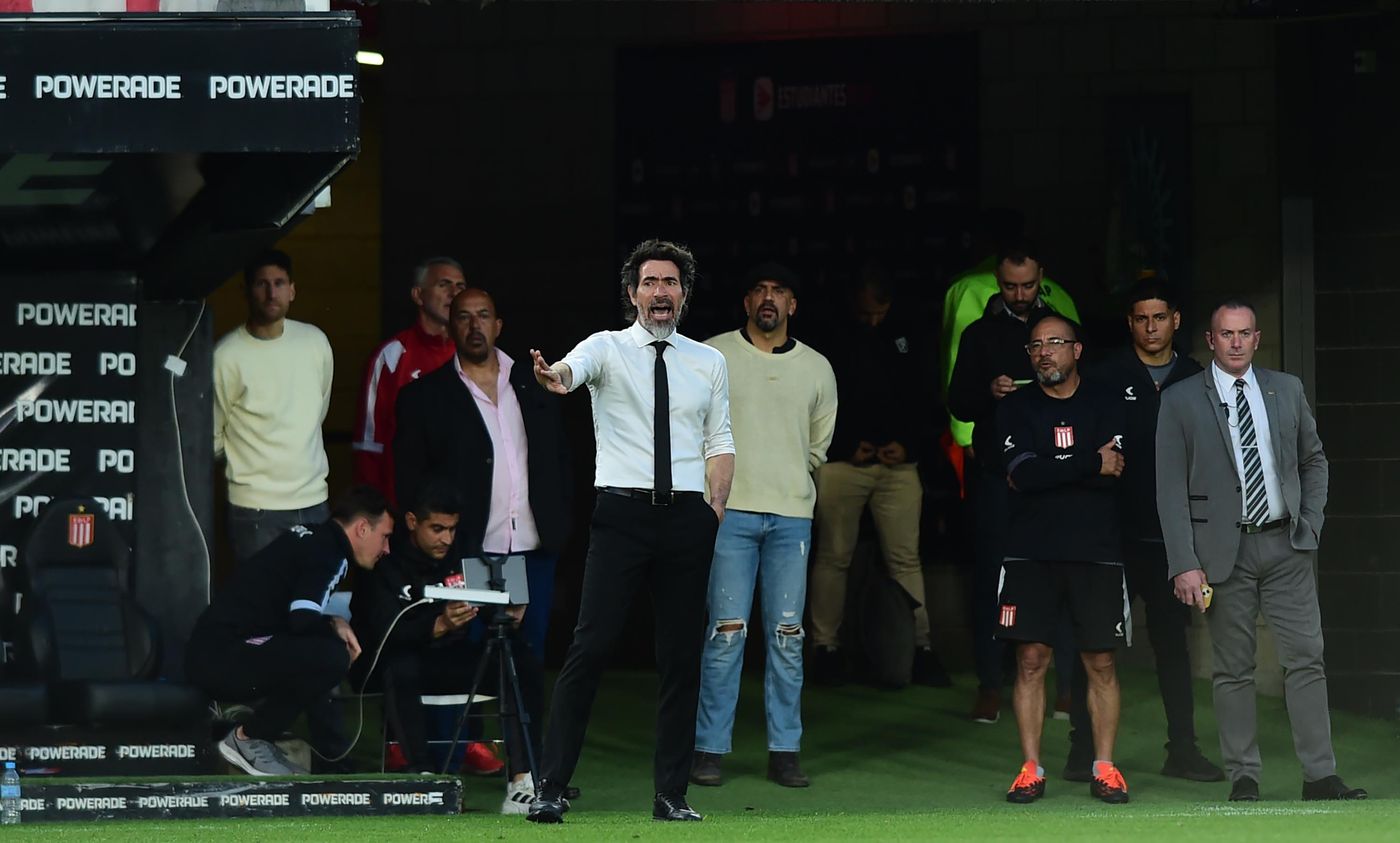 Estudiantes Defensa y Justicia Domínguez indicaciones.JPG