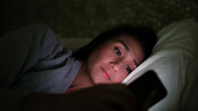 dormirse con el celular: una practica que impide el buen descanso a platenses