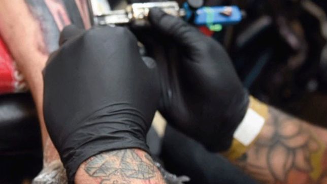 el municipio de la plata capacitara a tatuadores y colocadores de piercing en bioseguridad