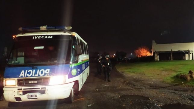 video: allanaron la casa de un peligroso ladron en la plata y los recibieron a piedrazos