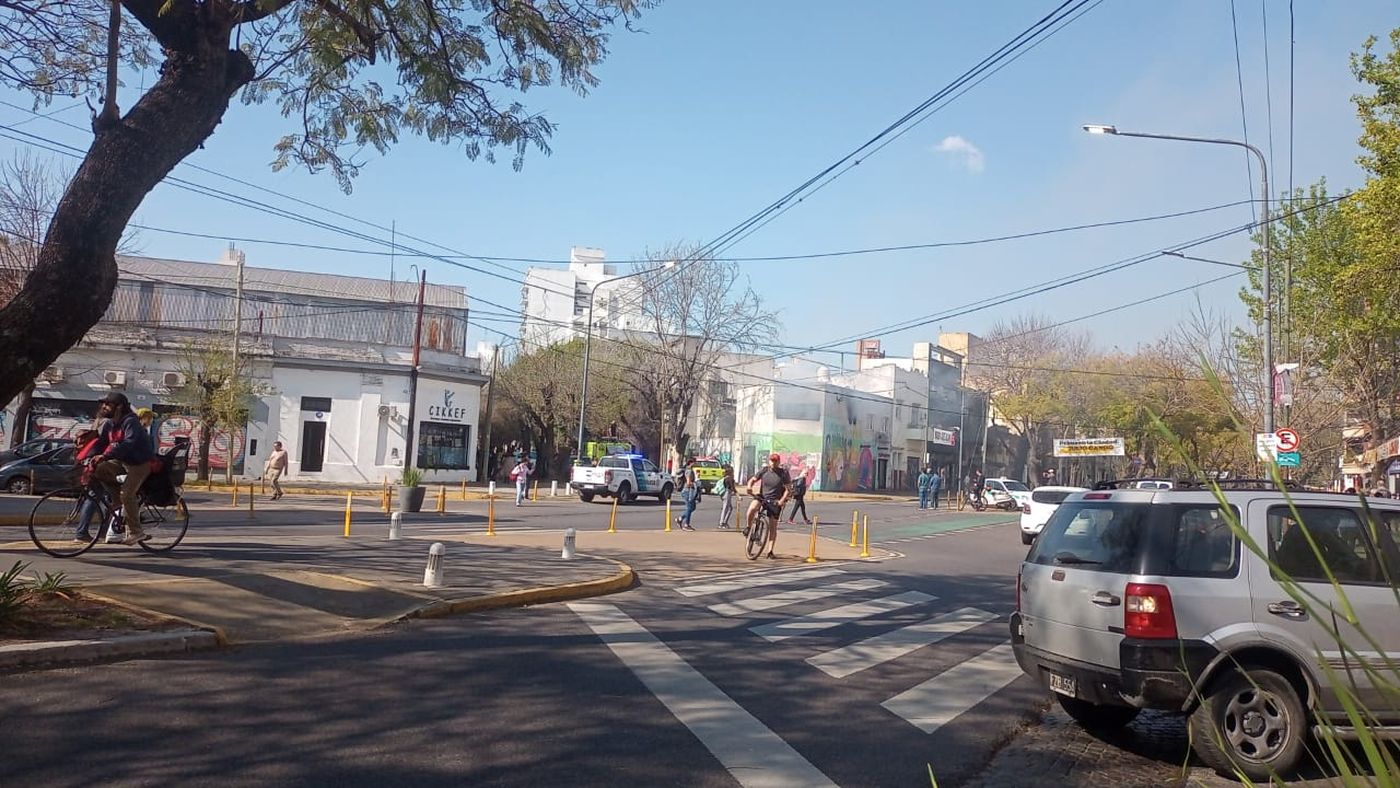 Un auto se prendió fuego dentro de un garaje y alertó a los vecinos del centro de La Plata. Un auto se prendió fuego dentro de un garaje y alertó a los vecinos del centro de La Plata.
