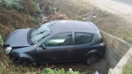 perdio el control del auto, cruzo por el medio de una rotonda y termino en una zanja perdio el control del auto, cruzo por el medio de una rotonda y termino en una zanja