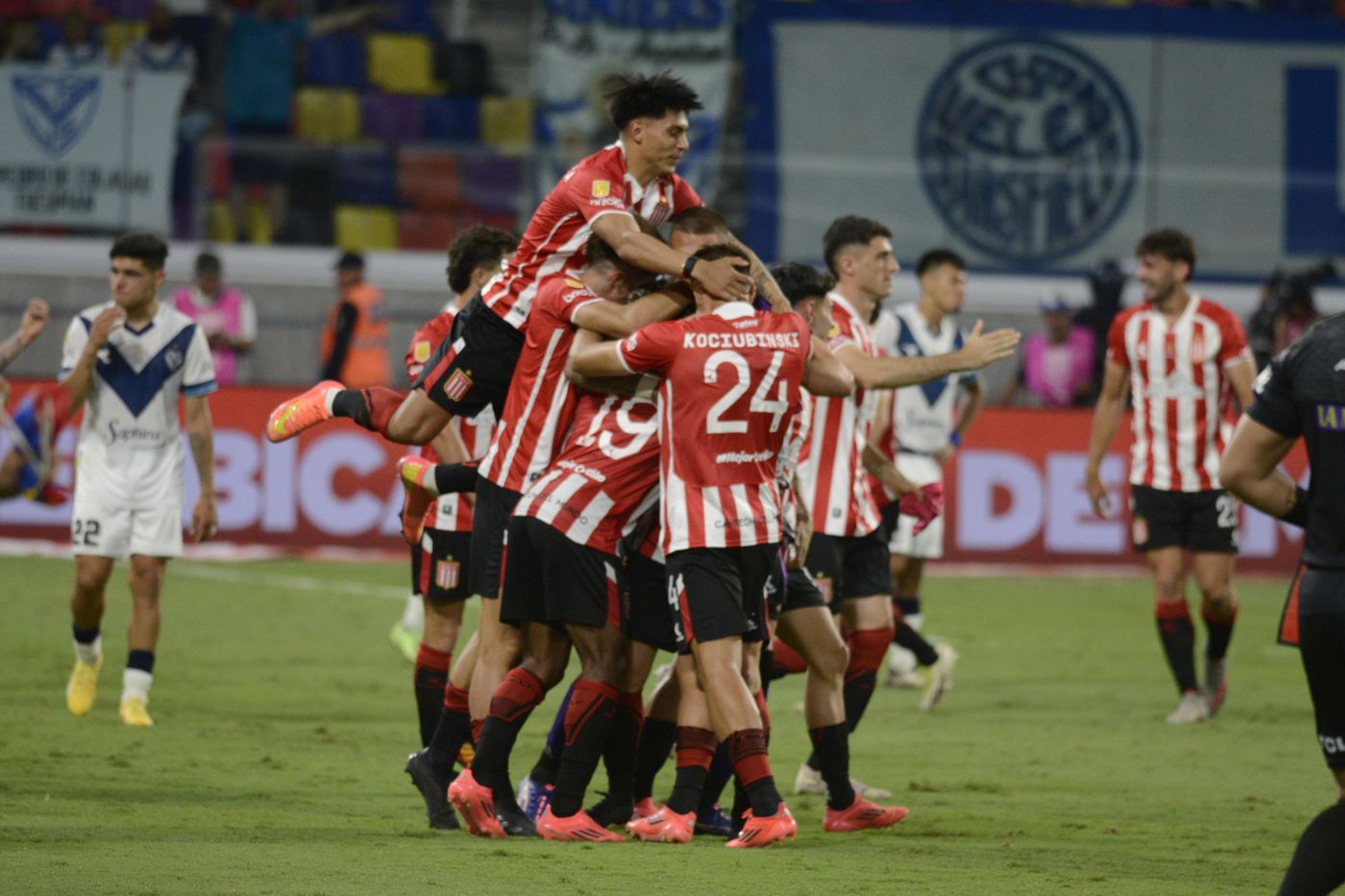 Estudiantes Velez Trofeo de Campeones festejo.jpeg