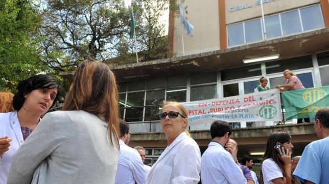 hartos de los cortes de luz, los trabajadores del san martin abrazaran al hospital