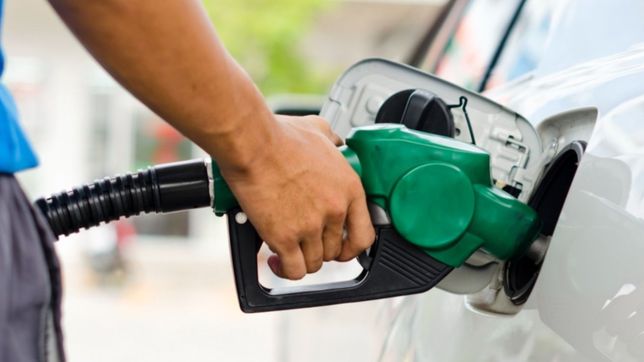 le apoyo un arma en la pierna y asalto al playero de una estacion de servicio de la plata