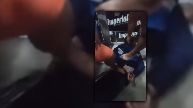 le apunto a un bebe durante un robo en la plata, los vecinos lo atraparon y casi lo linchan