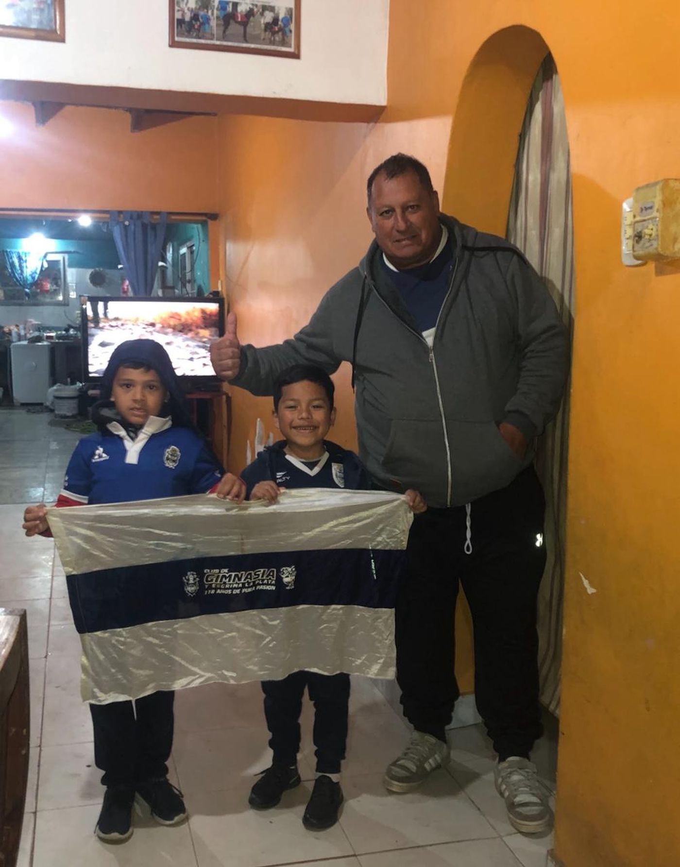 La última foto de Lolo Regueiro con sus nietos antes del Gimnasia-Boca que terminó en represión y tragedia La última foto de Lolo Regueiro con sus nietos antes del Gimnasia-Boca que terminó en represión y tragedia
